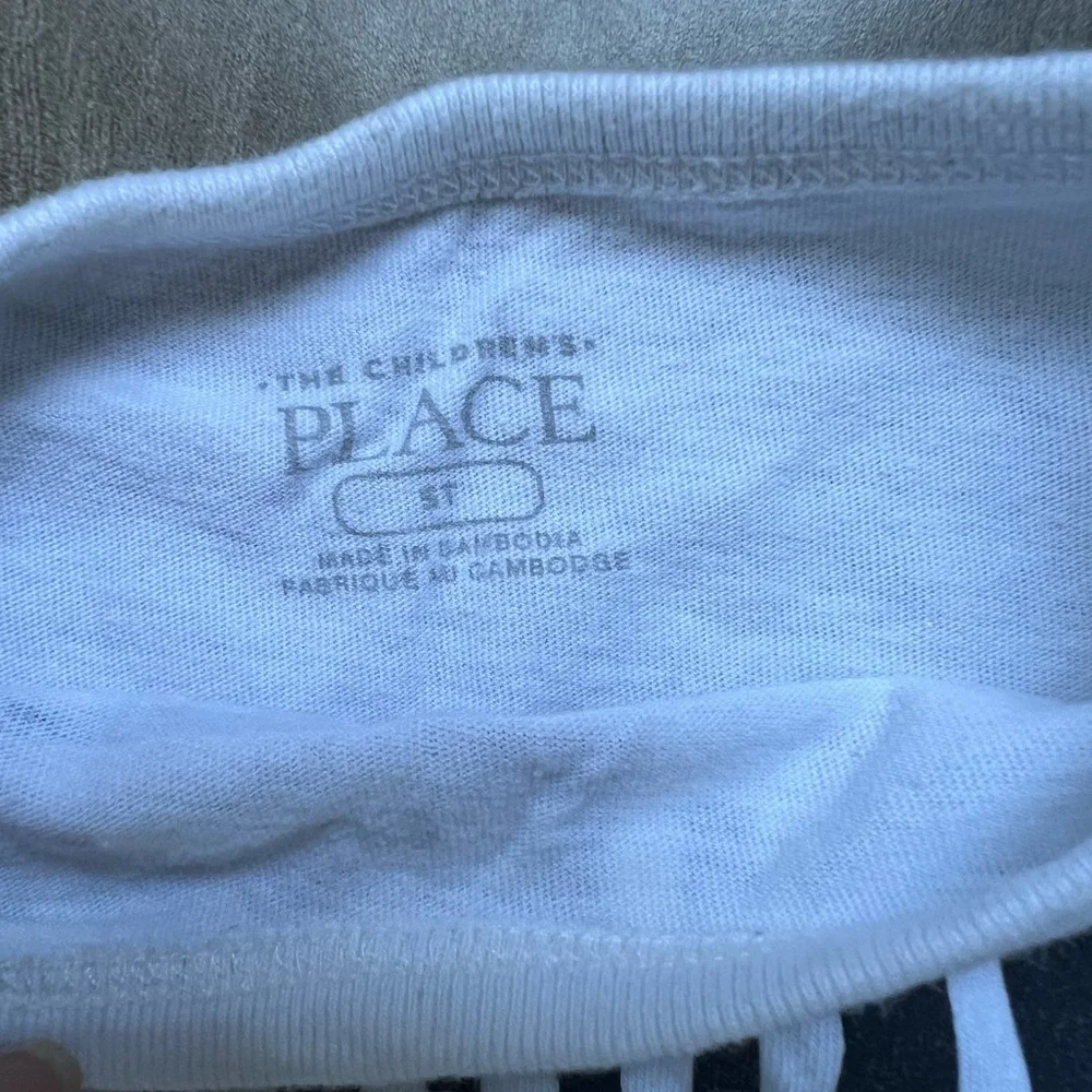 The Children's Place White Long Sleeve Tee with Black Graphic size 5